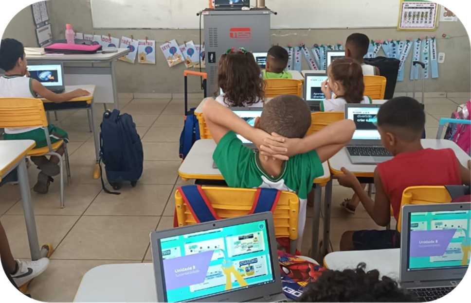 Niños en el aula siguiendo lecciones de la Plataforma OLO en computadoras portátiles