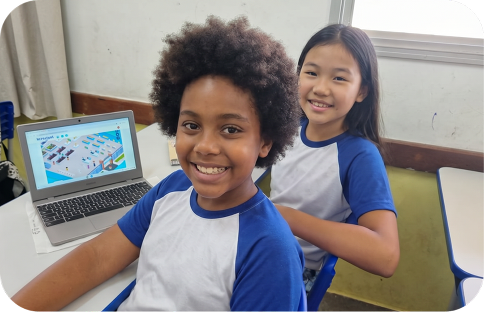 Dos estudiantes sonrientes junto a una computadora portátil con un escenario de la Plataforma OLO en la pantalla